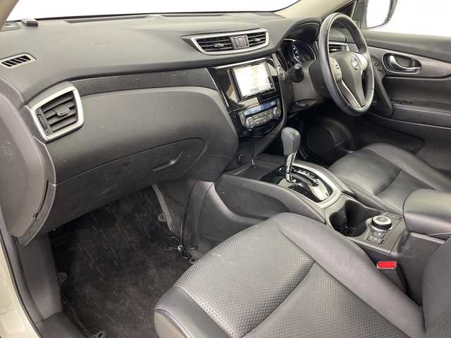 日産 エクストレイル 20X エマージェンシーブレーキ 道央・札幌 2014(平26)年 4.9万km ブリリアントホワイトパール ・社外メモリナビ/　CD/DVD/BT/・フルセグTV/・バックカメラ/・ETC/・前後ドライブレコーダー/・後席ディスプレイ/・社外ドライブレコーダー/・前席シートヒーター/・ETC/・オートライト/・LEDヘッドライト/・アイドリングストップ/・電動格納ミラー/・ミラーヒーター/・横滑り防止機能/・アイドリングストップ/・プッシュスタート/・スマートキー/・スペアキー/・純正フロアマット/・純正ドアバイザー/・新車保証書/・取扱説明書