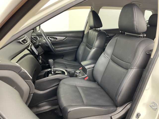 日産 エクストレイル 20X エマージェンシーブレーキ 道央・札幌 2014(平26)年 4.9万km ブリリアントホワイトパール ・社外メモリナビ/　CD/DVD/BT/・フルセグTV/・バックカメラ/・ETC/・前後ドライブレコーダー/・後席ディスプレイ/・社外ドライブレコーダー/・前席シートヒーター/・ETC/・オートライト/・LEDヘッドライト/・アイドリングストップ/・電動格納ミラー/・ミラーヒーター/・横滑り防止機能/・アイドリングストップ/・プッシュスタート/・スマートキー/・スペアキー/・純正フロアマット/・純正ドアバイザー/・新車保証書/・取扱説明書