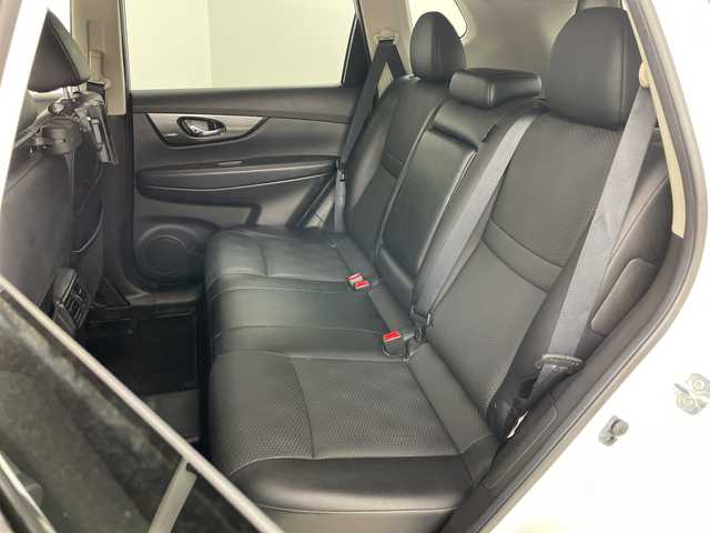 日産 エクストレイル 20X エマージェンシーブレーキ 道央・札幌 2014(平26)年 4.9万km ブリリアントホワイトパール ・社外メモリナビ/　CD/DVD/BT/・フルセグTV/・バックカメラ/・ETC/・前後ドライブレコーダー/・後席ディスプレイ/・社外ドライブレコーダー/・前席シートヒーター/・ETC/・オートライト/・LEDヘッドライト/・アイドリングストップ/・電動格納ミラー/・ミラーヒーター/・横滑り防止機能/・アイドリングストップ/・プッシュスタート/・スマートキー/・スペアキー/・純正フロアマット/・純正ドアバイザー/・新車保証書/・取扱説明書