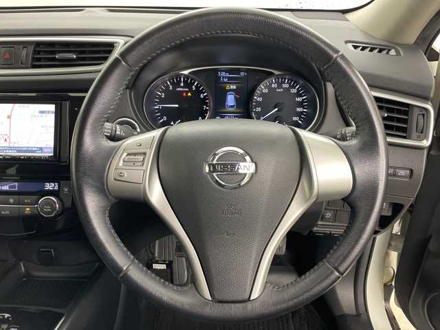 日産 エクストレイル 20X エマージェンシーブレーキ 道央・札幌 2014(平26)年 4.9万km ブリリアントホワイトパール ・社外メモリナビ/　CD/DVD/BT/・フルセグTV/・バックカメラ/・ETC/・前後ドライブレコーダー/・後席ディスプレイ/・社外ドライブレコーダー/・前席シートヒーター/・ETC/・オートライト/・LEDヘッドライト/・アイドリングストップ/・電動格納ミラー/・ミラーヒーター/・横滑り防止機能/・アイドリングストップ/・プッシュスタート/・スマートキー/・スペアキー/・純正フロアマット/・純正ドアバイザー/・新車保証書/・取扱説明書