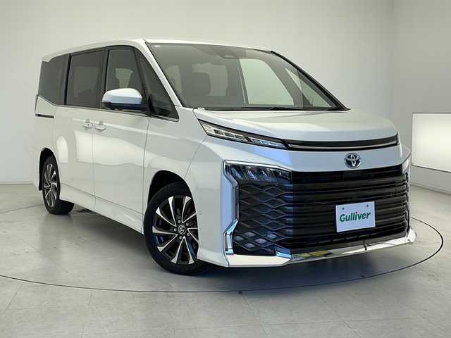 トヨタ ヴォクシー ハイブリッド S－Z 千葉県 2022(令4)年 2.5万km ホワイトパールクリスタルシャイン 純正ナビ/　CD/DVD/Bluetooth/フルセグTV/　Apple car play/Android Auto/純正14インチフリップダウンモニター/トヨタセーフティセンス/レーダークルーズコントロール/レーンキープアシスト/衝突軽減ブレーキ/クリアランスソナー/先行車発進警報/ロードサインアシスト/ブラインドスポットモニター/全方位カメラ/パーキングアシスト/電動パーキング/オートホールド/オートハイビーム/両側パワスラ/前席シートヒーター/ハーフレザーシート/１００V充電/LEDライト/ビルトインETC2.0/エレクトロシフト/フロアマット