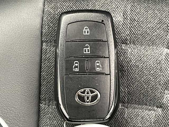 トヨタ ヴォクシー ハイブリッド S－Z 千葉県 2022(令4)年 2.5万km ホワイトパールクリスタルシャイン 純正ナビ/　CD/DVD/Bluetooth/フルセグTV/　Apple car play/Android Auto/純正14インチフリップダウンモニター/トヨタセーフティセンス/レーダークルーズコントロール/レーンキープアシスト/衝突軽減ブレーキ/クリアランスソナー/先行車発進警報/ロードサインアシスト/ブラインドスポットモニター/全方位カメラ/パーキングアシスト/電動パーキング/オートホールド/オートハイビーム/両側パワスラ/前席シートヒーター/ハーフレザーシート/１００V充電/LEDライト/ビルトインETC2.0/エレクトロシフト/フロアマット