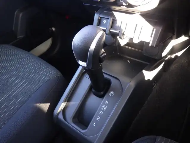 スズキ ジムニー ノマド FC 千葉県 2025(令7)年 0.1万km ベージュⅡ デュアルカメラブレーキサポート/レーダークルーズコントロール/アイドリングストップ/革巻きステアリング/ステアリングスイッチ/前席シートヒーター/LEDヘッドライト/フォグライト/ウインカーミラー/リアコーナーセンサー/純正15インチアルミホイル/サイド/カーテンエアバッグ/携帯リモコン