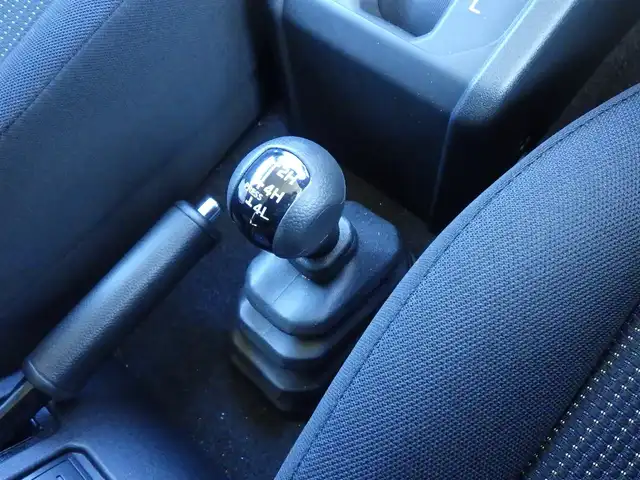 スズキ ジムニー ノマド FC 千葉県 2025(令7)年 0.1万km ベージュⅡ デュアルカメラブレーキサポート/レーダークルーズコントロール/アイドリングストップ/革巻きステアリング/ステアリングスイッチ/前席シートヒーター/LEDヘッドライト/フォグライト/ウインカーミラー/リアコーナーセンサー/純正15インチアルミホイル/サイド/カーテンエアバッグ/携帯リモコン