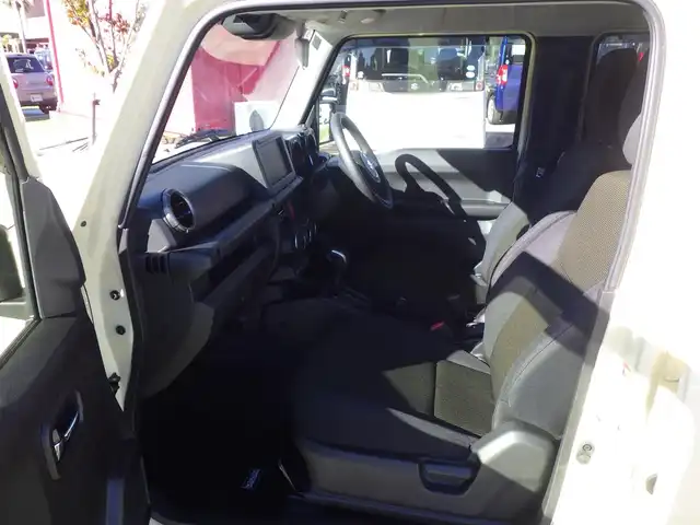 スズキ ジムニー ノマド FC 千葉県 2025(令7)年 0.1万km ベージュⅡ デュアルカメラブレーキサポート/レーダークルーズコントロール/アイドリングストップ/革巻きステアリング/ステアリングスイッチ/前席シートヒーター/LEDヘッドライト/フォグライト/ウインカーミラー/リアコーナーセンサー/純正15インチアルミホイル/サイド/カーテンエアバッグ/携帯リモコン