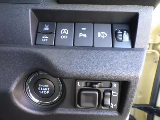 スズキ ジムニー ノマド FC 千葉県 2025(令7)年 0.1万km ベージュⅡ デュアルカメラブレーキサポート/レーダークルーズコントロール/アイドリングストップ/革巻きステアリング/ステアリングスイッチ/前席シートヒーター/LEDヘッドライト/フォグライト/ウインカーミラー/リアコーナーセンサー/純正15インチアルミホイル/サイド/カーテンエアバッグ/携帯リモコン