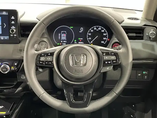 ホンダ ヴェゼル ハイブリッド e:HEV Z 愛知県 2025(令7)年 0.1千km プラチナホワイトパール 登録済未使用車/純正９インチホンダコネクトディスプレイナビ　/(Bluetooth/フルセグTV/USB/スマートフォン連携/FM/AM)/ホンダセンシング　/　　-衝突軽減ブレーキ（CMBS)/　　-誤発進抑制機能/　　-路線逸脱抑制機能/　　-アダプティブクルーズコントロール/　　-車線維持支援システム/　　-オートハイビーム/　　-先行車発進お知らせ/　　-標識認識機能/ビルトインＥＴＣ２．０　/ＬＥＤヘッドライト/LEDフォグランプ　/バックカメラ　/ワイヤレス充電　/シートヒーター/ステアリングヒーター　/電動バックドア　/ブラインドスポットモニター（ＢＳＭ）/コーナーセンサー/パドルシフト/プッシュスタート/　　-スマートキー
