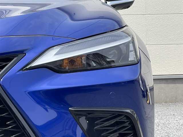 レクサス ＮＸ 350h Fスポーツ 茨城県 2023(令5)年 0.6万km ヒートブルーコントラストレイヤリング 純正14インチメーカーナビ（フルセグTV・AM・FM/BT)/パノラミックビューモニター/レーダークルーズコントロール/ブラインドスポットモニター/レザーシート（赤）/ヘッドアップディスプレイ/メモリー付きパワーシート/シートヒーター/電動リアゲート/ＦＳＰＯＲＴ専用オレンジキャリパー/ビルトインETC/USB入力端子/エンジンスタートボタン/純正20インチアルミホイール/コーナーセンサー(前後）/横滑り防止装置/レーンキープアシスト/カーテンエアバック/オートライト/オートマチックハイビーム