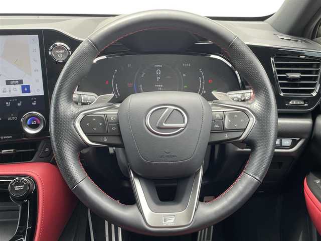 レクサス ＮＸ 350h Fスポーツ 茨城県 2023(令5)年 0.6万km ヒートブルーコントラストレイヤリング 純正14インチメーカーナビ（フルセグTV・AM・FM/BT)/パノラミックビューモニター/レーダークルーズコントロール/ブラインドスポットモニター/レザーシート（赤）/ヘッドアップディスプレイ/メモリー付きパワーシート/シートヒーター/電動リアゲート/ＦＳＰＯＲＴ専用オレンジキャリパー/ビルトインETC/USB入力端子/エンジンスタートボタン/純正20インチアルミホイール/コーナーセンサー(前後）/横滑り防止装置/レーンキープアシスト/カーテンエアバック/オートライト/オートマチックハイビーム