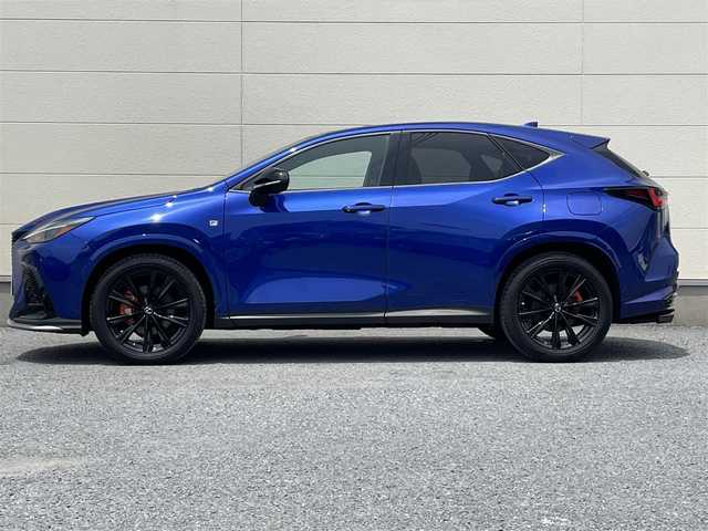 レクサス ＮＸ 350h Fスポーツ 茨城県 2023(令5)年 0.6万km ヒートブルーコントラストレイヤリング 純正14インチメーカーナビ（フルセグTV・AM・FM/BT)/パノラミックビューモニター/レーダークルーズコントロール/ブラインドスポットモニター/レザーシート（赤）/ヘッドアップディスプレイ/メモリー付きパワーシート/シートヒーター/電動リアゲート/ＦＳＰＯＲＴ専用オレンジキャリパー/ビルトインETC/USB入力端子/エンジンスタートボタン/純正20インチアルミホイール/コーナーセンサー(前後）/横滑り防止装置/レーンキープアシスト/カーテンエアバック/オートライト/オートマチックハイビーム