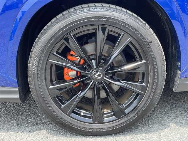 レクサス ＮＸ 350h Fスポーツ 茨城県 2023(令5)年 0.6万km ヒートブルーコントラストレイヤリング 純正14インチメーカーナビ（フルセグTV・AM・FM/BT)/パノラミックビューモニター/レーダークルーズコントロール/ブラインドスポットモニター/レザーシート（赤）/ヘッドアップディスプレイ/メモリー付きパワーシート/シートヒーター/電動リアゲート/ＦＳＰＯＲＴ専用オレンジキャリパー/ビルトインETC/USB入力端子/エンジンスタートボタン/純正20インチアルミホイール/コーナーセンサー(前後）/横滑り防止装置/レーンキープアシスト/カーテンエアバック/オートライト/オートマチックハイビーム