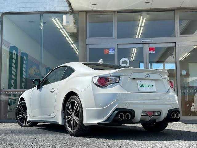 トヨタ ８６ GT 埼玉県 2013(平25)年 7.9万km サテンホワイトパール 純正SDナビ/TRDエアロ/バックカメラ/ETC/横滑り防止装置/スマートキー/プッシュスタート