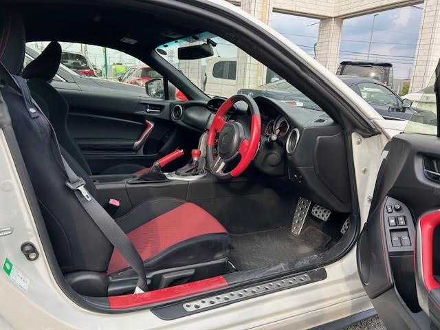 トヨタ ８６ GT 埼玉県 2013(平25)年 7.9万km サテンホワイトパール 純正SDナビ/TRDエアロ/バックカメラ/ETC/横滑り防止装置/スマートキー/プッシュスタート