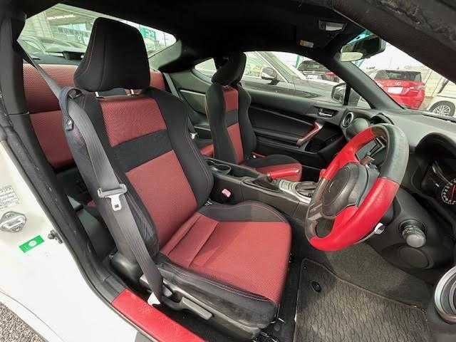 トヨタ ８６ GT 埼玉県 2013(平25)年 7.9万km サテンホワイトパール 純正SDナビ/TRDエアロ/バックカメラ/ETC/横滑り防止装置/スマートキー/プッシュスタート