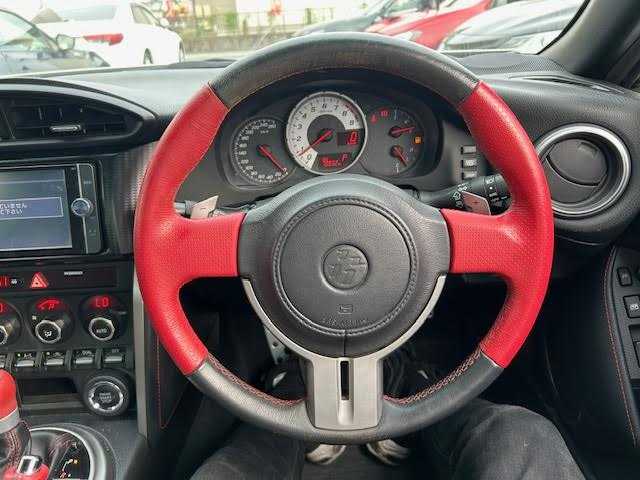 トヨタ ８６ GT 埼玉県 2013(平25)年 7.9万km サテンホワイトパール 純正SDナビ/TRDエアロ/バックカメラ/ETC/横滑り防止装置/スマートキー/プッシュスタート