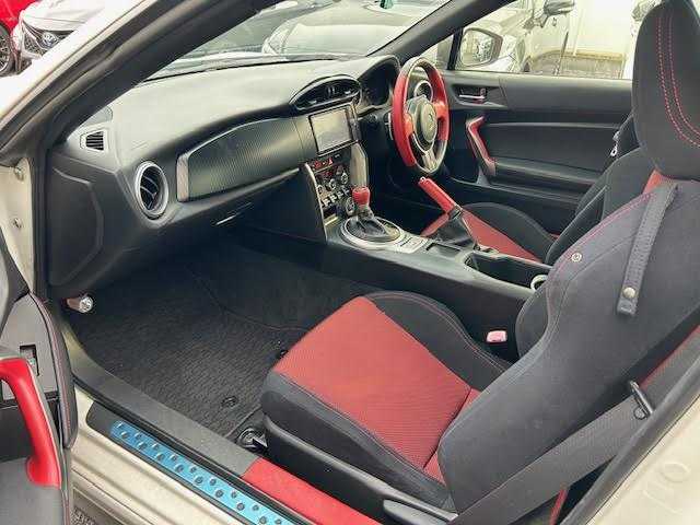 トヨタ ８６ GT 埼玉県 2013(平25)年 7.9万km サテンホワイトパール 純正SDナビ/TRDエアロ/バックカメラ/ETC/横滑り防止装置/スマートキー/プッシュスタート