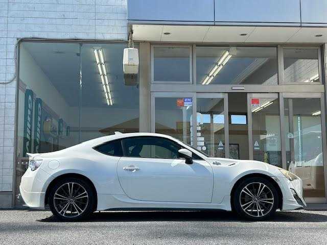 トヨタ ８６ GT 埼玉県 2013(平25)年 7.9万km サテンホワイトパール 純正SDナビ/TRDエアロ/バックカメラ/ETC/横滑り防止装置/スマートキー/プッシュスタート