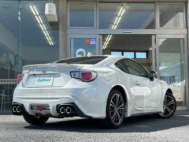 トヨタ ８６ GT 埼玉県 2013(平25)年 7.9万km サテンホワイトパール 純正SDナビ/TRDエアロ/バックカメラ/ETC/横滑り防止装置/スマートキー/プッシュスタート