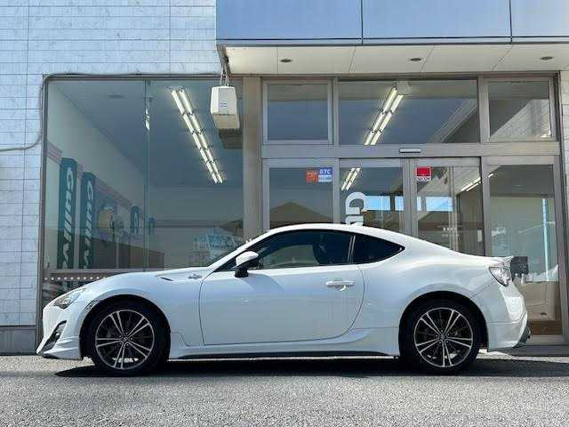 トヨタ ８６ GT 埼玉県 2013(平25)年 7.9万km サテンホワイトパール 純正SDナビ/TRDエアロ/バックカメラ/ETC/横滑り防止装置/スマートキー/プッシュスタート