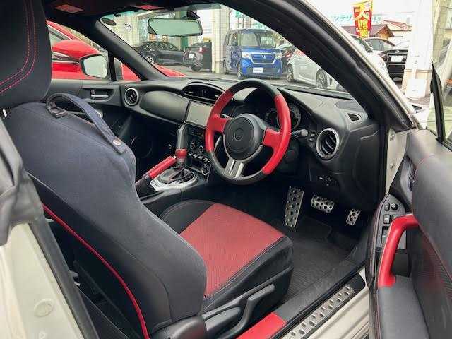 トヨタ ８６ GT 埼玉県 2013(平25)年 7.9万km サテンホワイトパール 純正SDナビ/TRDエアロ/バックカメラ/ETC/横滑り防止装置/スマートキー/プッシュスタート