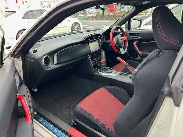 トヨタ ８６ GT 埼玉県 2013(平25)年 7.9万km サテンホワイトパール 純正SDナビ/TRDエアロ/バックカメラ/ETC/横滑り防止装置/スマートキー/プッシュスタート