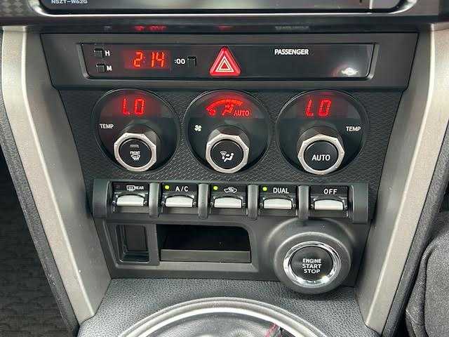 トヨタ ８６ GT 埼玉県 2013(平25)年 7.9万km サテンホワイトパール 純正SDナビ/TRDエアロ/バックカメラ/ETC/横滑り防止装置/スマートキー/プッシュスタート