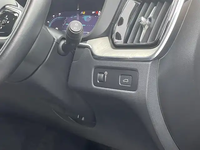 ボルボ ボルボ ＸＣ６０ B5 AWD インスクリプション 静岡県 2022(令4)年 4万km シルバー ブラックレザーシート シートヒーター /前席ベンチレーション マッサージシート/GoogleナビCarPlay対応Bluetooth/全方位カメラ/ヘッドアップディスプレイ/軽減ブレーキレーンアシストACC BLIS/harman/kardonサラウンド/ランニングボード/ステアリングヒーター/パワーバックドア /ワイヤレス充電/DSRCETC
