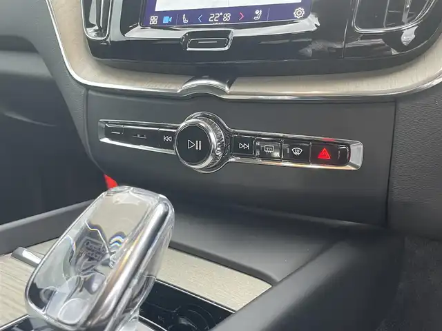ボルボ ボルボ ＸＣ６０ B5 AWD インスクリプション 静岡県 2022(令4)年 4万km シルバー ブラックレザーシート シートヒーター /前席ベンチレーション マッサージシート/GoogleナビCarPlay対応Bluetooth/全方位カメラ/ヘッドアップディスプレイ/軽減ブレーキレーンアシストACC BLIS/harman/kardonサラウンド/ランニングボード/ステアリングヒーター/パワーバックドア /ワイヤレス充電/DSRCETC