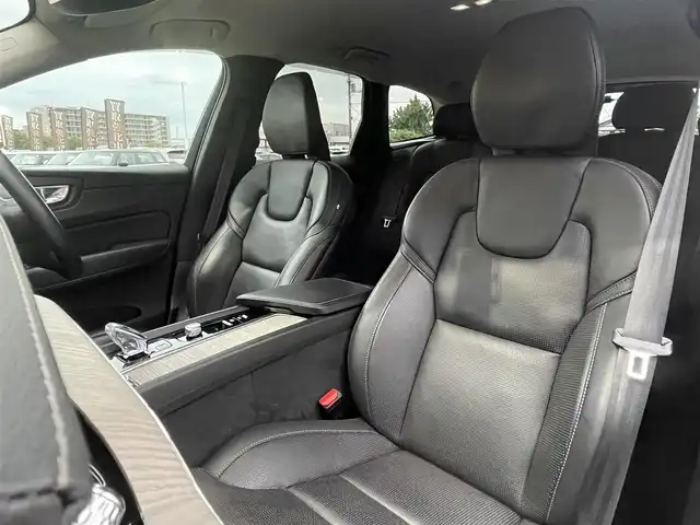 ボルボ ボルボ ＸＣ６０ B5 AWD インスクリプション 静岡県 2022(令4)年 4万km シルバー ブラックレザーシート シートヒーター /前席ベンチレーション マッサージシート/GoogleナビCarPlay対応Bluetooth/全方位カメラ/ヘッドアップディスプレイ/軽減ブレーキレーンアシストACC BLIS/harman/kardonサラウンド/ランニングボード/ステアリングヒーター/パワーバックドア /ワイヤレス充電/DSRCETC