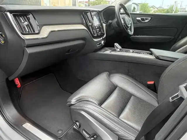 ボルボ ボルボ ＸＣ６０ B5 AWD インスクリプション 静岡県 2022(令4)年 4万km シルバー ブラックレザーシート シートヒーター /前席ベンチレーション マッサージシート/GoogleナビCarPlay対応Bluetooth/全方位カメラ/ヘッドアップディスプレイ/軽減ブレーキレーンアシストACC BLIS/harman/kardonサラウンド/ランニングボード/ステアリングヒーター/パワーバックドア /ワイヤレス充電/DSRCETC