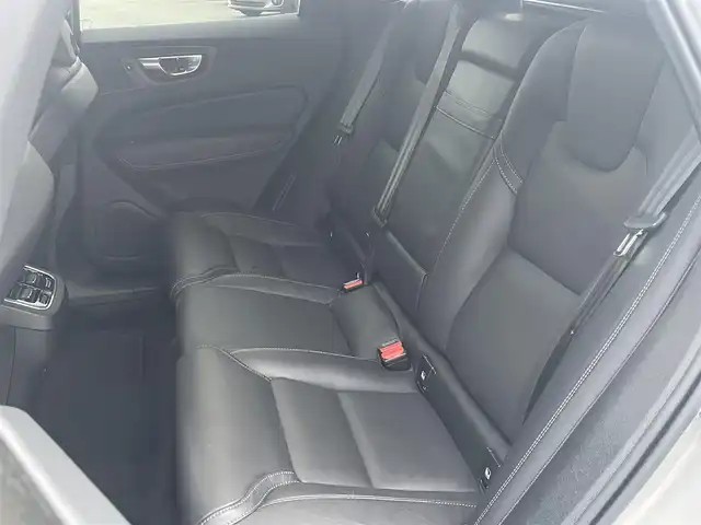 ボルボ ボルボ ＸＣ６０ B5 AWD インスクリプション 静岡県 2022(令4)年 4万km シルバー ブラックレザーシート シートヒーター /前席ベンチレーション マッサージシート/GoogleナビCarPlay対応Bluetooth/全方位カメラ/ヘッドアップディスプレイ/軽減ブレーキレーンアシストACC BLIS/harman/kardonサラウンド/ランニングボード/ステアリングヒーター/パワーバックドア /ワイヤレス充電/DSRCETC