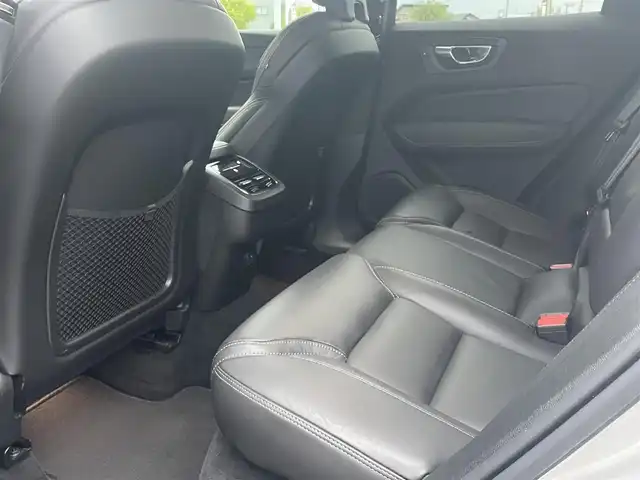 ボルボ ボルボ ＸＣ６０ B5 AWD インスクリプション 静岡県 2022(令4)年 4万km シルバー ブラックレザーシート シートヒーター /前席ベンチレーション マッサージシート/GoogleナビCarPlay対応Bluetooth/全方位カメラ/ヘッドアップディスプレイ/軽減ブレーキレーンアシストACC BLIS/harman/kardonサラウンド/ランニングボード/ステアリングヒーター/パワーバックドア /ワイヤレス充電/DSRCETC