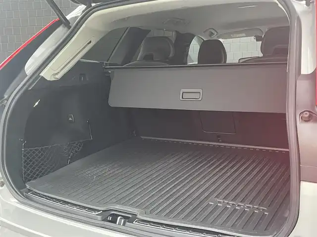 ボルボ ボルボ ＸＣ６０ B5 AWD インスクリプション 静岡県 2022(令4)年 4万km シルバー ブラックレザーシート シートヒーター /前席ベンチレーション マッサージシート/GoogleナビCarPlay対応Bluetooth/全方位カメラ/ヘッドアップディスプレイ/軽減ブレーキレーンアシストACC BLIS/harman/kardonサラウンド/ランニングボード/ステアリングヒーター/パワーバックドア /ワイヤレス充電/DSRCETC