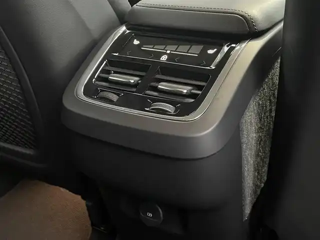 ボルボ ボルボ ＸＣ６０ B5 AWD インスクリプション 静岡県 2022(令4)年 4万km シルバー ブラックレザーシート シートヒーター /前席ベンチレーション マッサージシート/GoogleナビCarPlay対応Bluetooth/全方位カメラ/ヘッドアップディスプレイ/軽減ブレーキレーンアシストACC BLIS/harman/kardonサラウンド/ランニングボード/ステアリングヒーター/パワーバックドア /ワイヤレス充電/DSRCETC