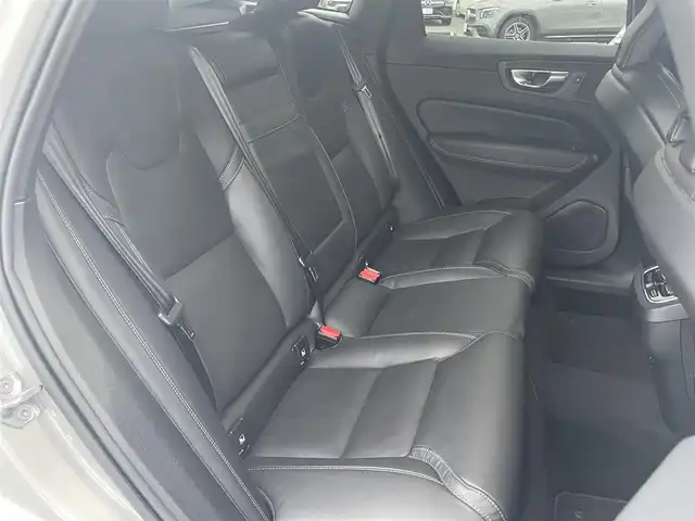 ボルボ ボルボ ＸＣ６０ B5 AWD インスクリプション 静岡県 2022(令4)年 4万km シルバー ブラックレザーシート シートヒーター /前席ベンチレーション マッサージシート/GoogleナビCarPlay対応Bluetooth/全方位カメラ/ヘッドアップディスプレイ/軽減ブレーキレーンアシストACC BLIS/harman/kardonサラウンド/ランニングボード/ステアリングヒーター/パワーバックドア /ワイヤレス充電/DSRCETC