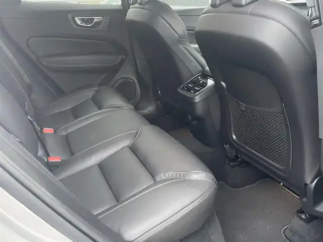 ボルボ ボルボ ＸＣ６０ B5 AWD インスクリプション 静岡県 2022(令4)年 4万km シルバー ブラックレザーシート シートヒーター /前席ベンチレーション マッサージシート/GoogleナビCarPlay対応Bluetooth/全方位カメラ/ヘッドアップディスプレイ/軽減ブレーキレーンアシストACC BLIS/harman/kardonサラウンド/ランニングボード/ステアリングヒーター/パワーバックドア /ワイヤレス充電/DSRCETC