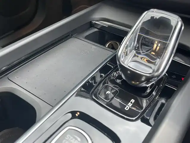 ボルボ ボルボ ＸＣ６０ B5 AWD インスクリプション 静岡県 2022(令4)年 4万km シルバー ブラックレザーシート シートヒーター /前席ベンチレーション マッサージシート/GoogleナビCarPlay対応Bluetooth/全方位カメラ/ヘッドアップディスプレイ/軽減ブレーキレーンアシストACC BLIS/harman/kardonサラウンド/ランニングボード/ステアリングヒーター/パワーバックドア /ワイヤレス充電/DSRCETC