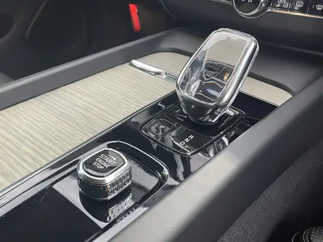 ボルボ ボルボ ＸＣ６０ B5 AWD インスクリプション 静岡県 2022(令4)年 4万km シルバー ブラックレザーシート シートヒーター /前席ベンチレーション マッサージシート/GoogleナビCarPlay対応Bluetooth/全方位カメラ/ヘッドアップディスプレイ/軽減ブレーキレーンアシストACC BLIS/harman/kardonサラウンド/ランニングボード/ステアリングヒーター/パワーバックドア /ワイヤレス充電/DSRCETC