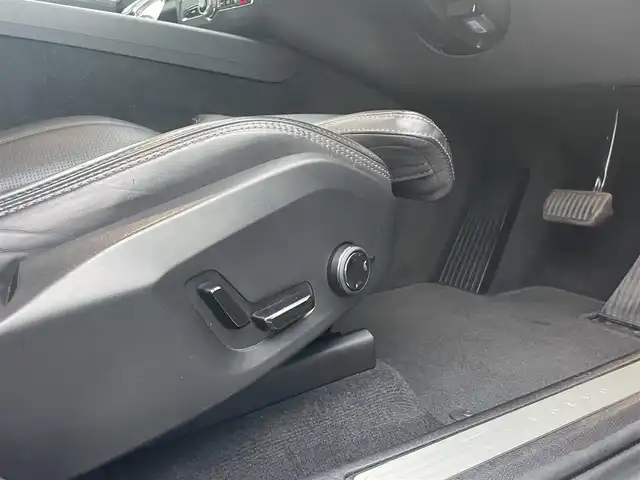 ボルボ ボルボ ＸＣ６０ B5 AWD インスクリプション 静岡県 2022(令4)年 4万km シルバー ブラックレザーシート シートヒーター /前席ベンチレーション マッサージシート/GoogleナビCarPlay対応Bluetooth/全方位カメラ/ヘッドアップディスプレイ/軽減ブレーキレーンアシストACC BLIS/harman/kardonサラウンド/ランニングボード/ステアリングヒーター/パワーバックドア /ワイヤレス充電/DSRCETC
