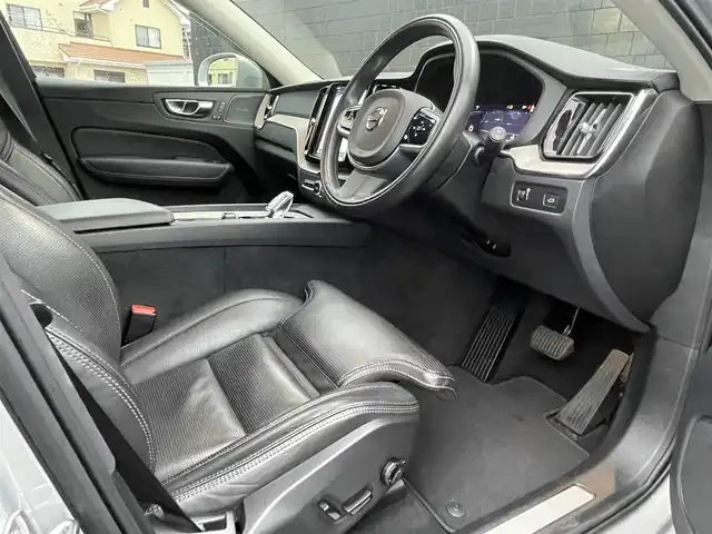 ボルボ ボルボ ＸＣ６０ B5 AWD インスクリプション 静岡県 2022(令4)年 4万km シルバー ブラックレザーシート シートヒーター /前席ベンチレーション マッサージシート/GoogleナビCarPlay対応Bluetooth/全方位カメラ/ヘッドアップディスプレイ/軽減ブレーキレーンアシストACC BLIS/harman/kardonサラウンド/ランニングボード/ステアリングヒーター/パワーバックドア /ワイヤレス充電/DSRCETC