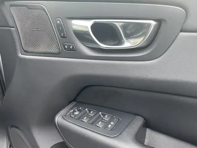 ボルボ ボルボ ＸＣ６０ B5 AWD インスクリプション 静岡県 2022(令4)年 4万km シルバー ブラックレザーシート シートヒーター /前席ベンチレーション マッサージシート/GoogleナビCarPlay対応Bluetooth/全方位カメラ/ヘッドアップディスプレイ/軽減ブレーキレーンアシストACC BLIS/harman/kardonサラウンド/ランニングボード/ステアリングヒーター/パワーバックドア /ワイヤレス充電/DSRCETC