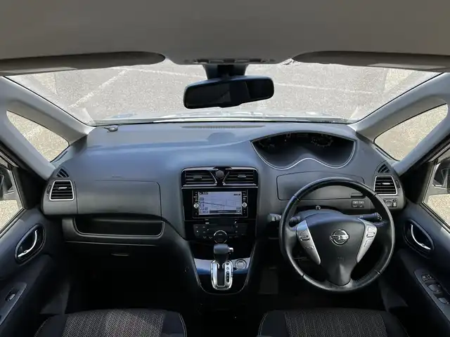 日産 セレナ ハイウェイスター Vセレ+SaftyⅡ 道央・札幌 2016(平28)年 13.3万km ブリリアントシルバー ４WD/純正メーカーOPナビ/AM/FM/DVD/BT/フルセグ/衝突被害軽減ブレーキ/横滑り防止装置/クルーズコントロール/レーンキープアシスト/クリアランスソナー/バックカメラ/サイドカメラ/フロントカメラ/全方位カメラ/アイドリングストップ/ECOMODE/両側パワースライドドア/前席シートヒーター/革巻きステアリング/ステアリングリモコン/プッシュスタート/スマートキー/LEDヘッドライト/オートライト/フォグランプ/電動格納ミラー/ウィンカーミラー/純正フロアマット/純正エンスタ/ドアバイザー