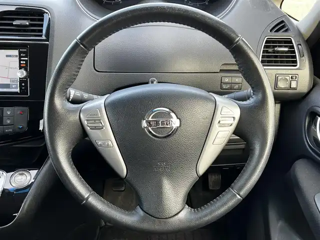 日産 セレナ ハイウェイスター Vセレ+SaftyⅡ 道央・札幌 2016(平28)年 13.3万km ブリリアントシルバー ４WD/純正メーカーOPナビ/AM/FM/DVD/BT/フルセグ/衝突被害軽減ブレーキ/横滑り防止装置/クルーズコントロール/レーンキープアシスト/クリアランスソナー/バックカメラ/サイドカメラ/フロントカメラ/全方位カメラ/アイドリングストップ/ECOMODE/両側パワースライドドア/前席シートヒーター/革巻きステアリング/ステアリングリモコン/プッシュスタート/スマートキー/LEDヘッドライト/オートライト/フォグランプ/電動格納ミラー/ウィンカーミラー/純正フロアマット/純正エンスタ/ドアバイザー