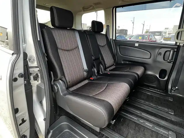 日産 セレナ ハイウェイスター Vセレ+SaftyⅡ 道央・札幌 2016(平28)年 13.3万km ブリリアントシルバー ４WD/純正メーカーOPナビ/AM/FM/DVD/BT/フルセグ/衝突被害軽減ブレーキ/横滑り防止装置/クルーズコントロール/レーンキープアシスト/クリアランスソナー/バックカメラ/サイドカメラ/フロントカメラ/全方位カメラ/アイドリングストップ/ECOMODE/両側パワースライドドア/前席シートヒーター/革巻きステアリング/ステアリングリモコン/プッシュスタート/スマートキー/LEDヘッドライト/オートライト/フォグランプ/電動格納ミラー/ウィンカーミラー/純正フロアマット/純正エンスタ/ドアバイザー