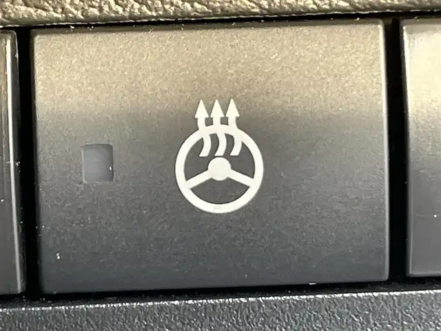 三菱 ｅＫクロス T プレミアム 岡山県 2023(令5)年 1.4万km アメジストブラック/シルキーホワイト 登録時走行距離　13937km/ワンオーナー/ルーフレール/純正9インチナビ/　(CD/フルセグTVTV/Bluetooth)/全方位カメラ/クルーズコントロール(追従走行あり)/衝突被害軽減システム/車線逸脱警報/車線逸脱防止支援/コーナーセンサー/MI-PILOT（高速道路同一車線支援技術）/先行車発進お知らせ/道路標識認識表示/ふらつき警報/ドライブレコーダー/ETC/シートヒーター（D・N席）/ステアリングヒーター/革巻きステアリング/ステアリングスイッチ/純正LEDヘッドライト/フォグライト/オートライト/ヘッドライトレベライザー/プッシュスタート/スマートキー/パドルシフト/アイドリングストップ/純正アルミホイール 15インチ/ドアバイザー/電動格納ミラー/純正フロアマット/横滑防止装置/盗難防止装置/取扱説明書/新車時整備手帳（保証書）