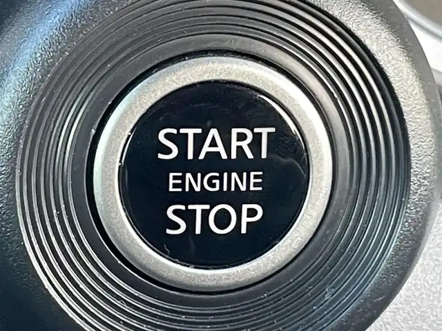 三菱 ｅＫクロス T プレミアム 岡山県 2023(令5)年 1.4万km アメジストブラック/シルキーホワイト 登録時走行距離　13937km/ワンオーナー/ルーフレール/純正9インチナビ/　(CD/フルセグTVTV/Bluetooth)/全方位カメラ/クルーズコントロール(追従走行あり)/衝突被害軽減システム/車線逸脱警報/車線逸脱防止支援/コーナーセンサー/MI-PILOT（高速道路同一車線支援技術）/先行車発進お知らせ/道路標識認識表示/ふらつき警報/ドライブレコーダー/ETC/シートヒーター（D・N席）/ステアリングヒーター/革巻きステアリング/ステアリングスイッチ/純正LEDヘッドライト/フォグライト/オートライト/ヘッドライトレベライザー/プッシュスタート/スマートキー/パドルシフト/アイドリングストップ/純正アルミホイール 15インチ/ドアバイザー/電動格納ミラー/純正フロアマット/横滑防止装置/盗難防止装置/取扱説明書/新車時整備手帳（保証書）