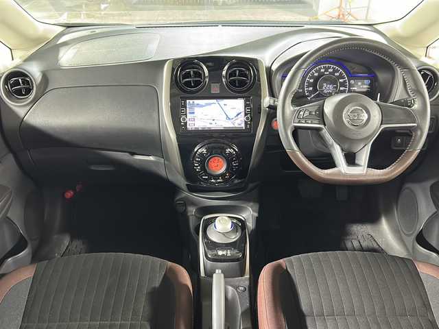 日産 ノート e－パワー X モード・プレミア 広島県 2017(平29)年 6.8万km ダークメタルグレー 禁煙車/純正ナビ/（Bluetooth/SD/CD/DVD/AUX/フルセグTV)/バックカメラ/前方ドライブレコーダー/ETC/純正15インチアルミホイール/純正フロアマット/純正ドアバイザー/LEDヘッドライト/フォグランプ/オートライト/横滑り防止装置/衝突被害軽減ブレーキ/レーンキープアシスト/スマートキー/プッシュスタート