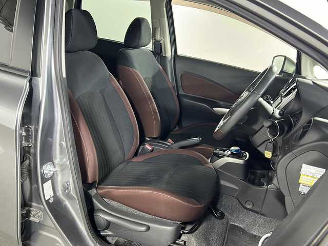 日産 ノート e－パワー X モード・プレミア 広島県 2017(平29)年 6.8万km ダークメタルグレー 禁煙車/純正ナビ/（Bluetooth/SD/CD/DVD/AUX/フルセグTV)/バックカメラ/前方ドライブレコーダー/ETC/純正15インチアルミホイール/純正フロアマット/純正ドアバイザー/LEDヘッドライト/フォグランプ/オートライト/横滑り防止装置/衝突被害軽減ブレーキ/レーンキープアシスト/スマートキー/プッシュスタート