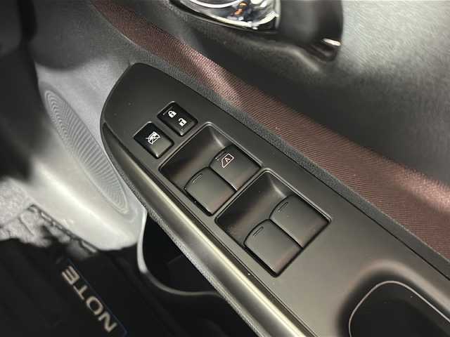 日産 ノート e－パワー X モード・プレミア 広島県 2017(平29)年 6.8万km ダークメタルグレー 禁煙車/純正ナビ/（Bluetooth/SD/CD/DVD/AUX/フルセグTV)/バックカメラ/前方ドライブレコーダー/ETC/純正15インチアルミホイール/純正フロアマット/純正ドアバイザー/LEDヘッドライト/フォグランプ/オートライト/横滑り防止装置/衝突被害軽減ブレーキ/レーンキープアシスト/スマートキー/プッシュスタート