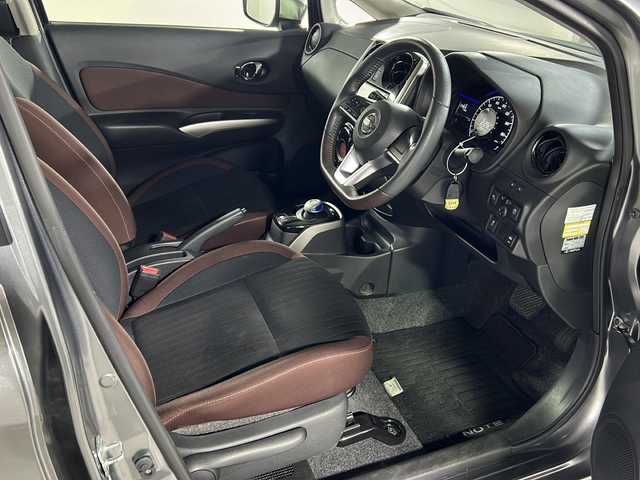 日産 ノート e－パワー X モード・プレミア 広島県 2017(平29)年 6.8万km ダークメタルグレー 禁煙車/純正ナビ/（Bluetooth/SD/CD/DVD/AUX/フルセグTV)/バックカメラ/前方ドライブレコーダー/ETC/純正15インチアルミホイール/純正フロアマット/純正ドアバイザー/LEDヘッドライト/フォグランプ/オートライト/横滑り防止装置/衝突被害軽減ブレーキ/レーンキープアシスト/スマートキー/プッシュスタート